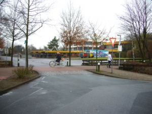 Vorfahrtsberechtigte Hauptverbindung für Radfahrer und Fußgänger vor dem Schulzentrum